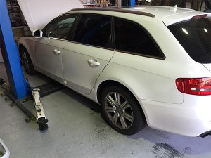 アウディのオイル交換！山ちゃん、活躍中