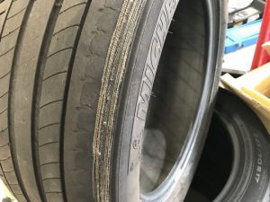 愛車のタイヤは大丈夫ですか~???