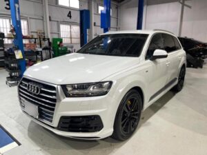 アウディ　Q7 トランクライトスイッチ交換