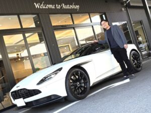 アストンマーティン DB11 AMR 正規ディーラー車 ご納車完了致しました。