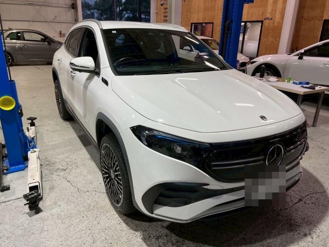 メルセデス・ベンツ　ＥＱＡ　タイヤ交換