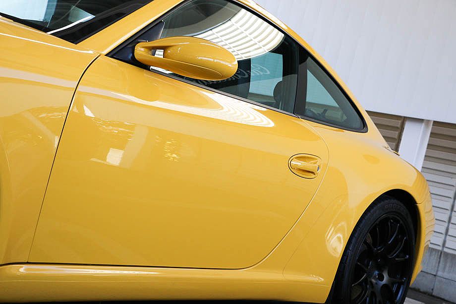 1:18 Porsche 911 Turbo S (997.2) Yellow Exterior with Black